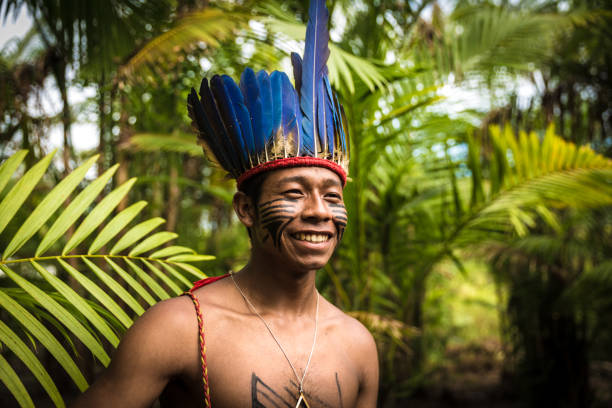hombre brasileño nativo de tupi guarani tribu en brasil (indio) - indigenous culture fotografías e imágenes de stock
