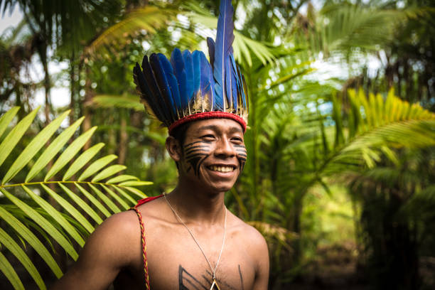 homme brésilien natif de tupi guarani tribu au brésil (indio) - ethnic photos et images de collection