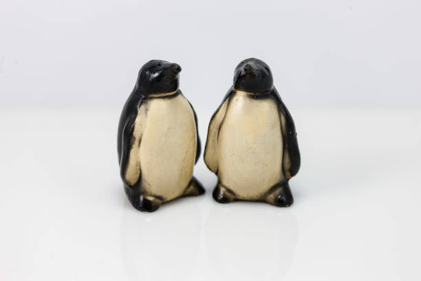 istock two eyeless penguin salt and pepper shakers 890147384