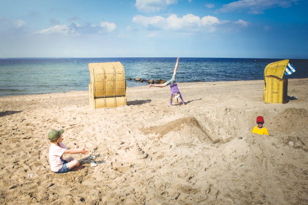 dzieci bawiące się na piaszczystej plaży w niemieckim stylu retro - seat row obrazy zdjęcia i obrazy z banku zdjęć