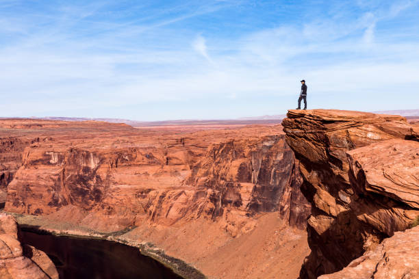 suchen sie erstaunt, die ehrfurcht vor der horseshoe bend am colorado river - arizona - majestic mountain river horseshoe bend stock-fotos und bilder