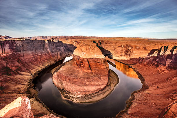 der horseshoe bend am colorado river - arizona - majestic mountain river horseshoe bend stock-fotos und bilder