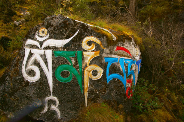 lajes de pedra gravados com as preces budista - tibetan script fotos - fotografias e filmes do acervo