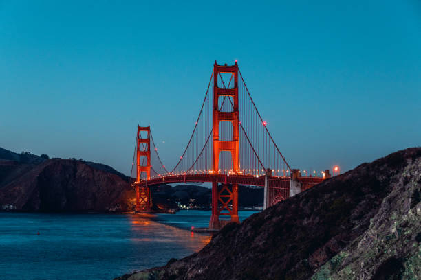 san francisco - le golden gate bridge au crépuscule - san francisco bay area golden gate bridge night bridge photos et images de collection