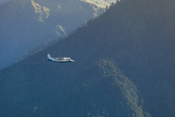 samolot lecący wśród himalajów. - himalayas mountain nepal mountain range zdjęcia i obrazy z banku zdjęć