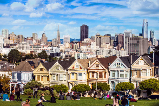 donne dipinte e skyline moderno del centro - san francisco county san francisco bay area house painted ladies foto e immagini stock