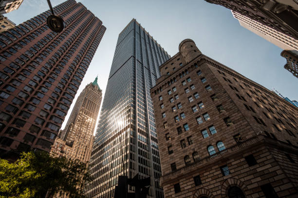 맨하탄-뉴욕시에서에서 월이 금융 지역에 건물 - cityscape new york city manhattan low angle view 뉴스 사진 이미지