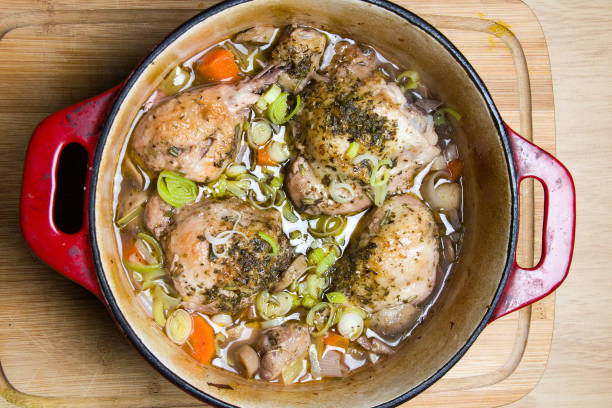 pollo nel vino - coq au vin - chicken pot foto e immagini stock