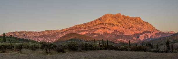 Sainte-Victoire Mountain The Sainte-Victoire mountain is a limestone massif in the South of France, in the Provence-Alpes-Côte d'Azur region. montagne sainte victoire stock pictures, royalty-free photos & images