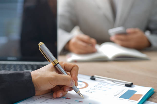 istock Businessmen are analyzing the investment. 890214524