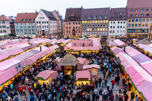 veduta del christkindlesmarkt a norimberga - schoner brunnen foto e immagini stock