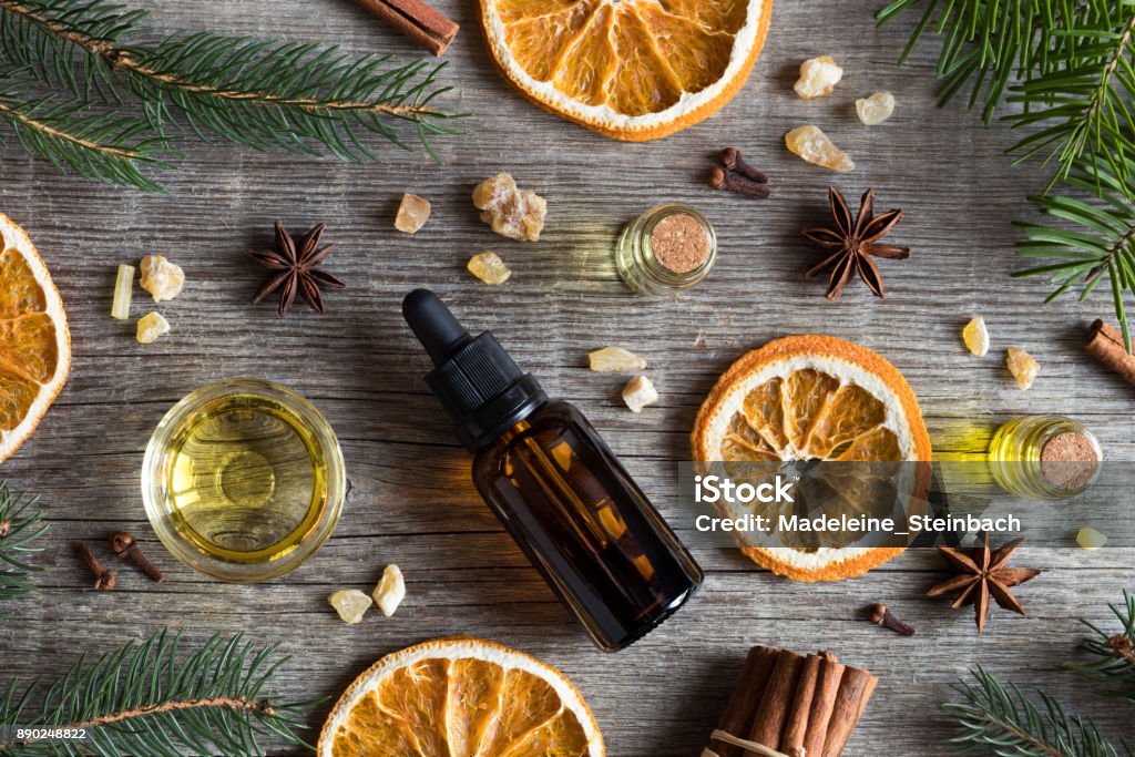 Sélection d’huiles essentielles aux épices de Noël et les ingrédients sur un fond en bois - Photo de Huiles et essences essentielles libre de droits