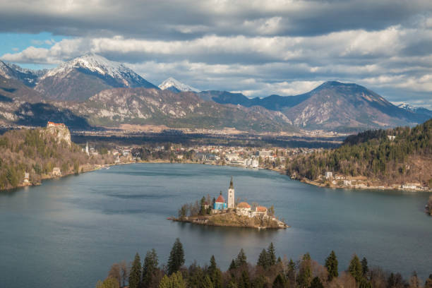 lago bled - santa maria church - fotografias e filmes do acervo