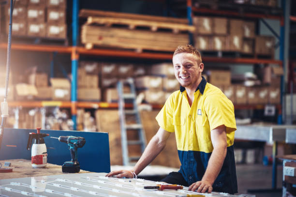 portret wesołego pracownika imbiru niebieskiego kołnierza w fabryce w australii - engineer repairman manual worker electrician zdjęcia i obrazy z banku zdjęć