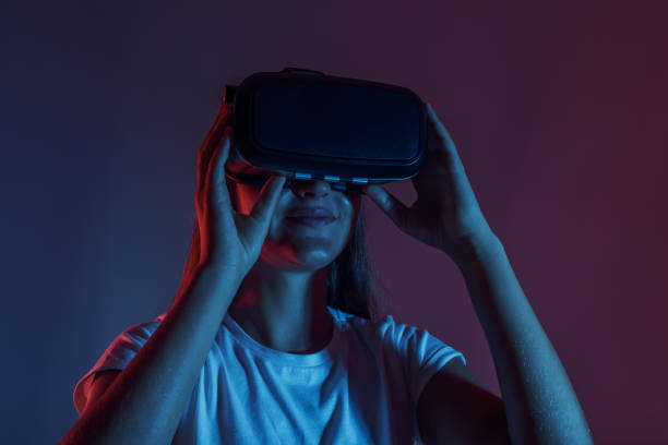 chica joven con gafas vr en cabeza - pantalla montada en la cabeza fotografías e imágenes de stock