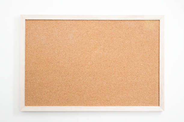 pizarra de corcho blanco y marco de madera sobre fondo blanco con trazado de recorte - bulletin board office note pad wood fotografías e imágenes de stock
