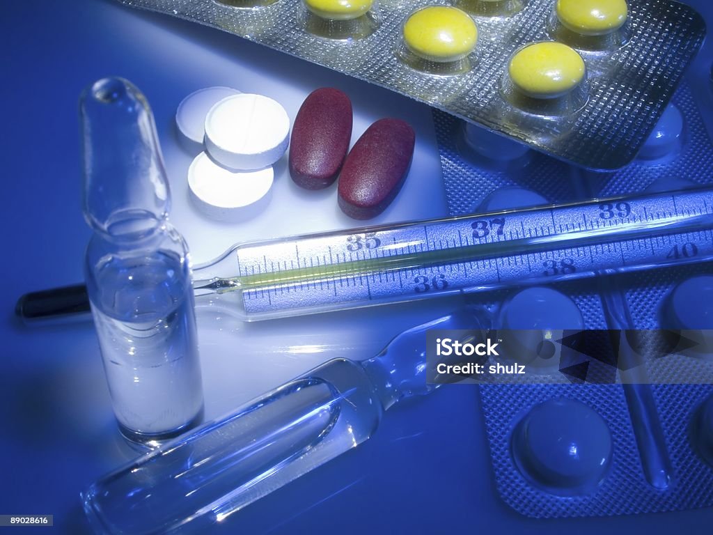 Pillole, fiala e Termometro - Foto stock royalty-free di Influenza - Virus