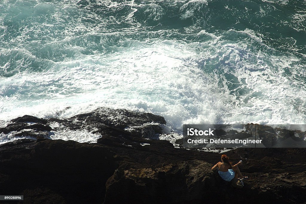 Dama bebiendo y frente al océano - Foto de stock de Acantilado libre de derechos