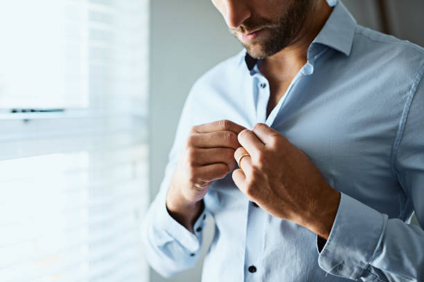 tem que abotoe minha camisa - shirt close up white button - fotografias e filmes do acervo