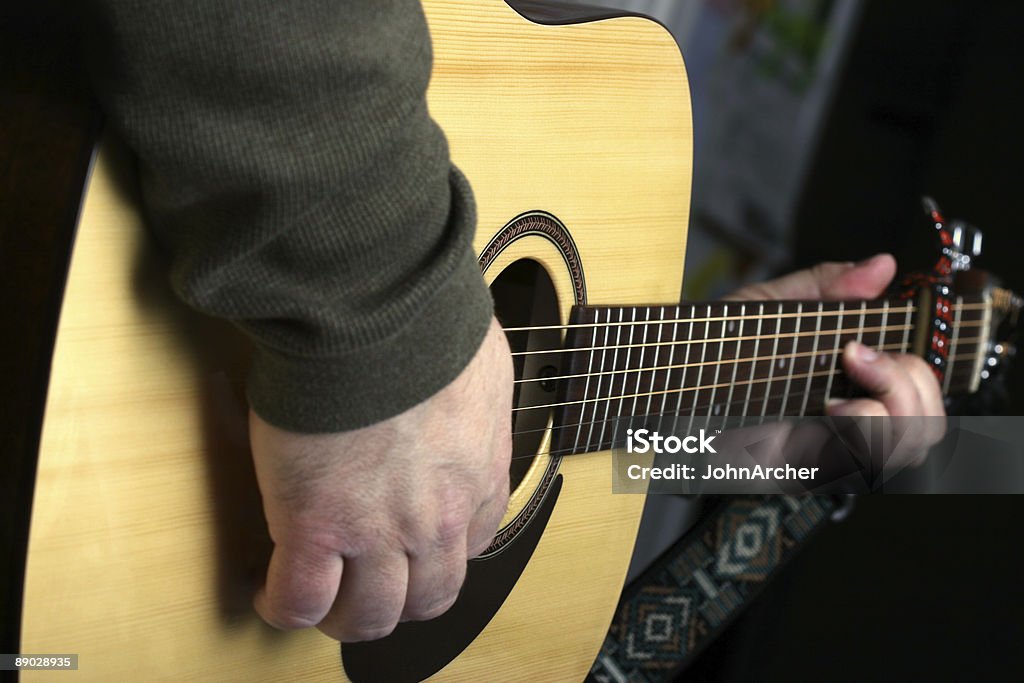 Spielt Gitarre - Lizenzfrei Akustikgitarre Stock-Foto