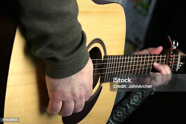 Spielt Gitarre Stockfoto und mehr Bilder von Akustikgitarre - Akustikgitarre, Darstellender Künstler, Daumen