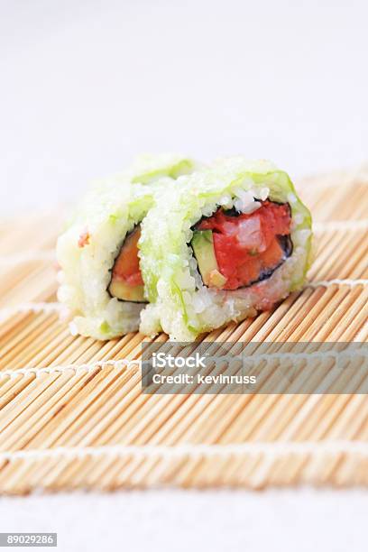 Photo libre de droit de Trois Morceaux De Sushis Sur Bambou banque d'images et plus d'images libres de droit de Aliment - Aliment, Asie, Assiette