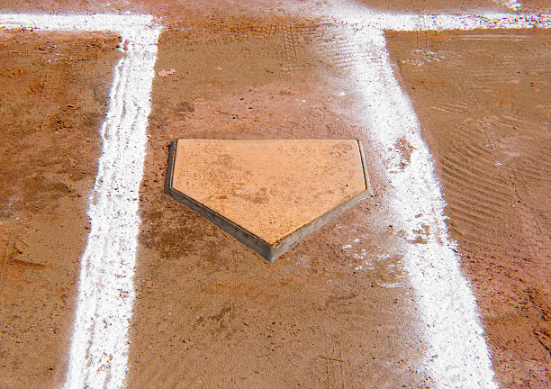 little league serie: placa de inicio - baseball base conspiracy small fotografías e imágenes de stock