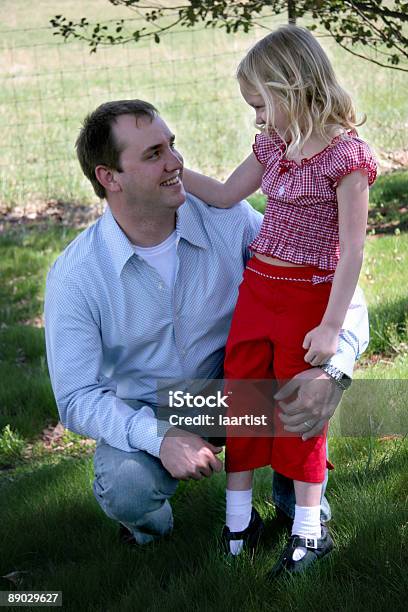 De Manera Feliz Juntos Foto de stock y más banco de imágenes de A cuadros - A cuadros, Adulto, Agarrar