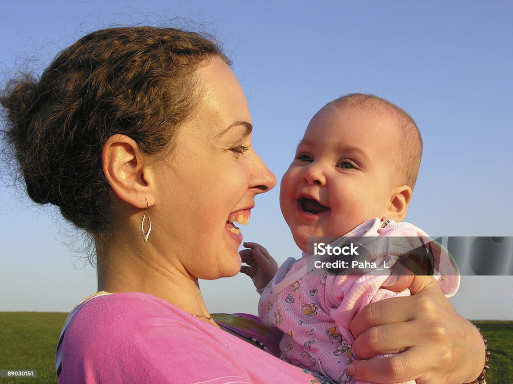 Rostos mãe com bebê no pôr-do-sol - Foto de stock de Abaixo royalty-free