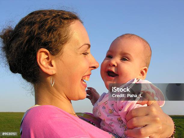 Foto de Rostos Mãe Com Bebê No Pôrdosol e mais fotos de stock de Abaixo - Abaixo, Duas pessoas, Família monoparental