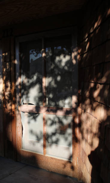 vecchia porta nell'ombra - screen door door porch house foto e immagini stock