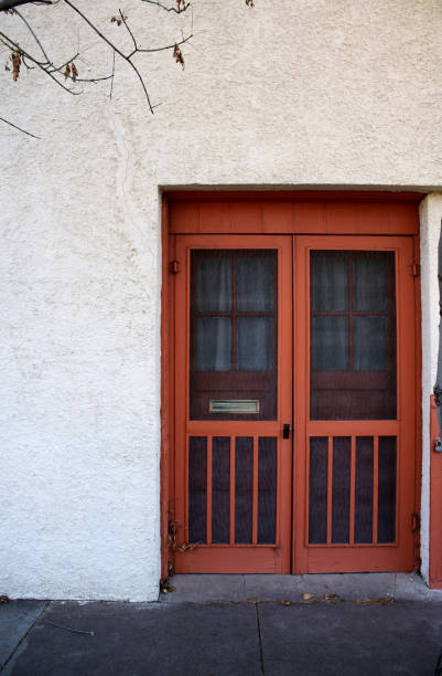 puerta de pantalla roja - screen door door porch house fotografías e imágenes de stock