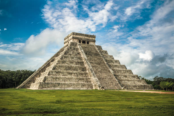 pirámide el castillo o templo de kukulkán, chichén itzá, yucatán, méxico - chichen itza mayan mexico steps fotografías e imágenes de stock