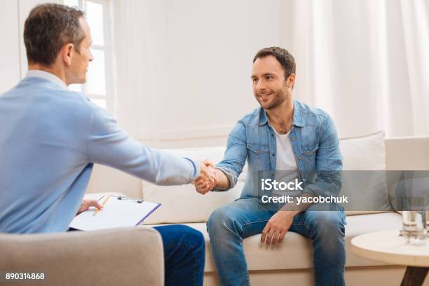 Hombre Alegre Feliz Agitando Las Manos Con Psicólogo Foto de stock y más banco de imágenes de Profesional de salud mental