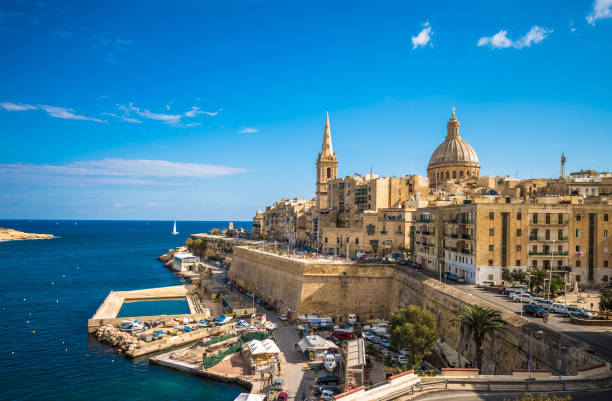 veduta di la valletta, la capitale di malta - old sky sea town foto e immagini stock