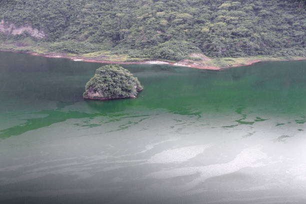 ilha de vulcano ponto dentro lago crater. lago taal-ilha do vulcão-talisay-filipinas. 0015 - anel de fogo do pacifico - fotografias e filmes do acervo