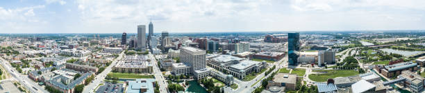 vista drone sul centro di indianapolis, stati uniti - indianapolis skyline cityscape indiana foto e immagini stock