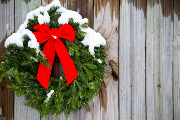 크리스마스 화 환 배경 소박한 헛간 나무 배경 - wreath christmas red bow 뉴스 사진 이미지