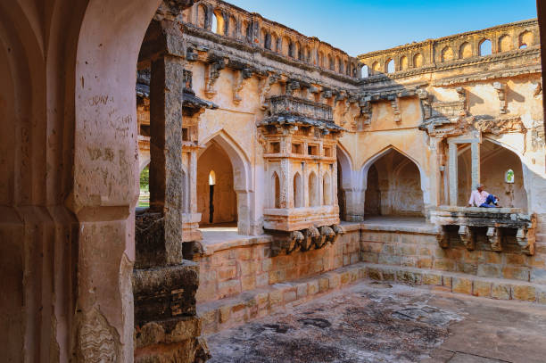 uomo indù appoggiato tra le rovine di hampi, india - indian ethnicity traditional culture architecture karnataka foto e immagini stock