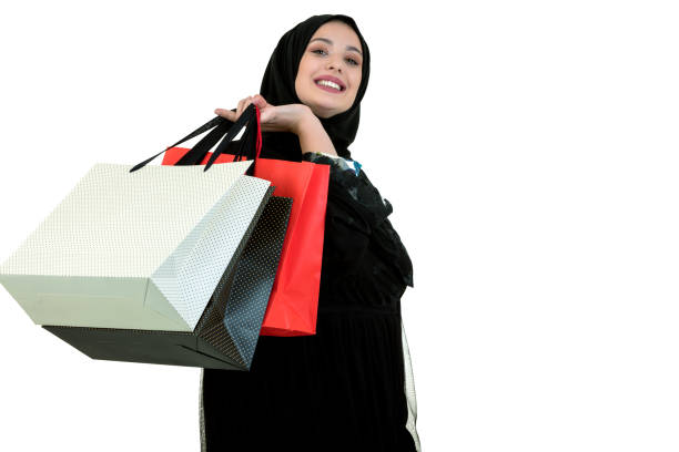 арабская женщина, несущая сумки для покупок, изолированная на белом - ksar стоковые фото и изображения