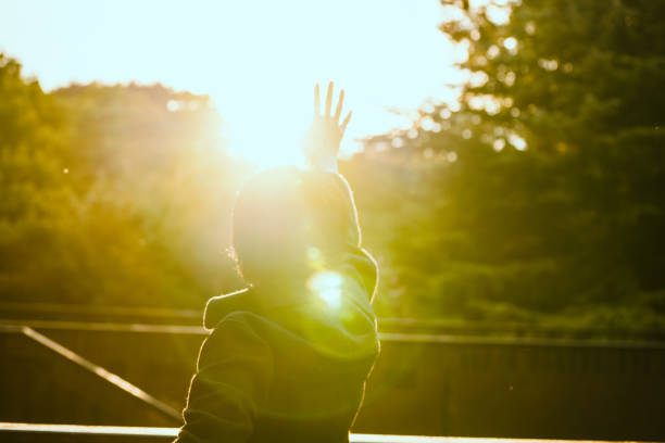 太陽を取る人 - 朝日 ストックフォトと画像