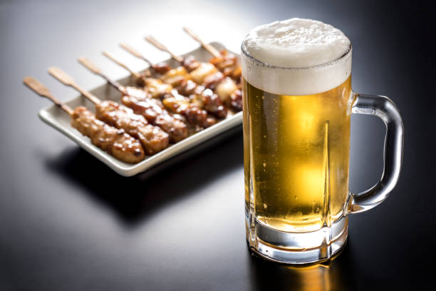 bier und yakitori - orientale stock-fotos und bilder