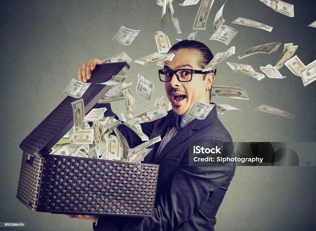 Heureux homme prospère ouverture d’une boîte avec de l’argent vole loin dehors - Photo de Prime d'encouragement libre de droits