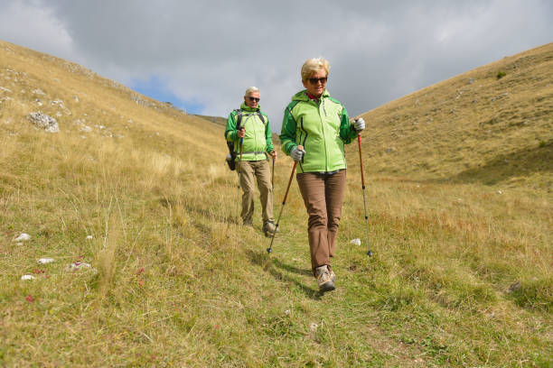 старший туристическая пара походы в красивых горах - tatra mountains healthy lifestyle leisure activity mountain стоковые фото и изображения