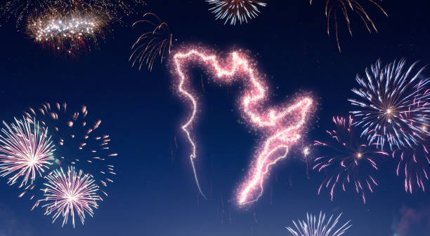 cielo notturno con fuochi d'artificio a forma di quebec. (serie) - national holiday foto e immagini stock