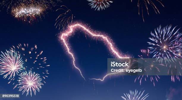 Nachthimmel Mit Einem Feuerwerk Als Saudi Arabien Geformt Stockfoto und mehr Bilder von Saudi-Arabien