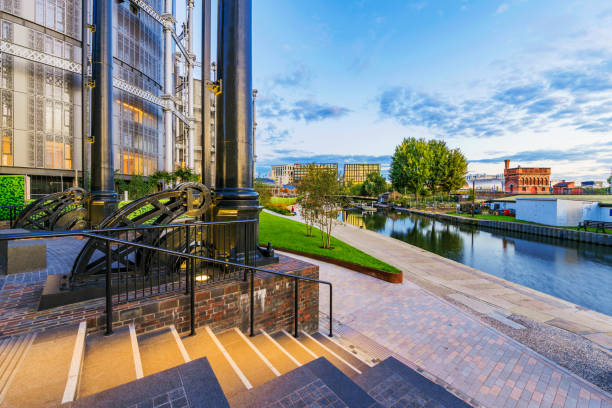 Evening view of Regents Canal London: Evening view of riverside walking path on the Regents Canal in Kings Cross on September 23, 2017 in London regents canal stock pictures, royalty-free photos & images