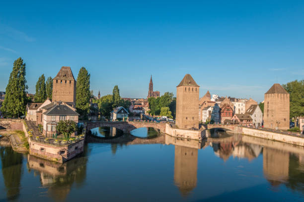 ponti coperti a strasburgo francia - strasbourg france cathedrale notre dame cathedral europe foto e immagini stock