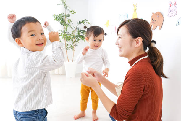 子供たちと幼稚園の先生 - 幼稚園教師 ストックフォトと画像