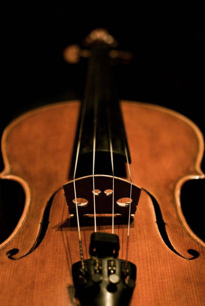 金属片がバイオリンを演奏 - musical theater music antique musical note ストックフォトと画像